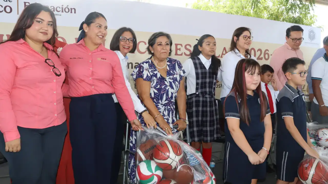 Estudiantes en la ceremonia de inicio de clases en una escuela primaria de La Paz