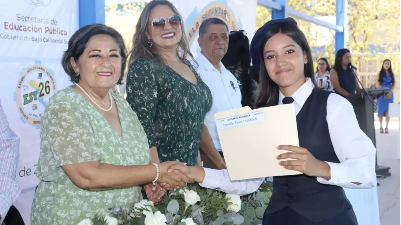 Estudiantes de primaria en ceremonia de clausura en Baja California Sur