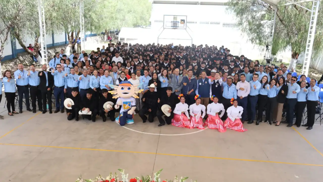 Estudiantes del Bachillerato SABES durante la ceremonia de inicio de ciclo escolar
