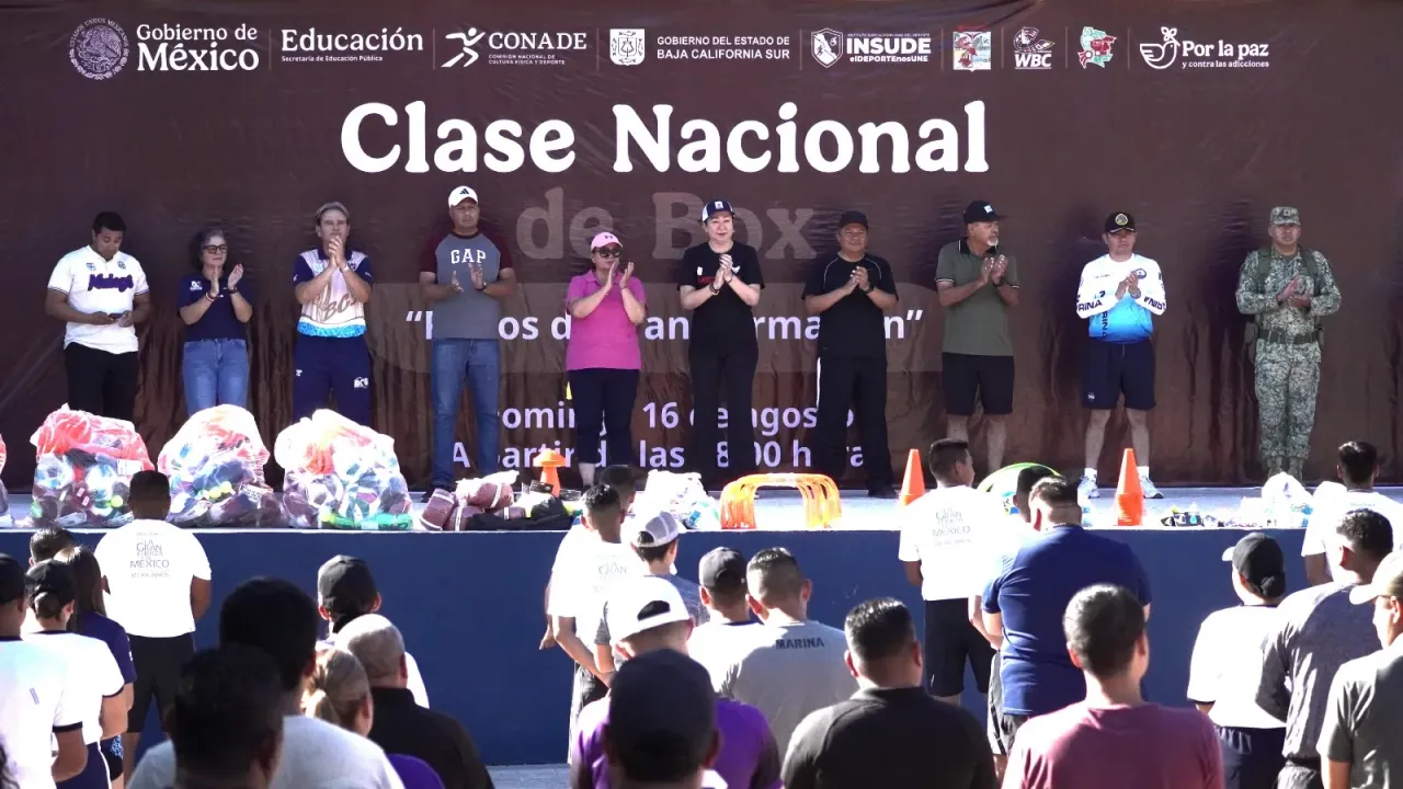 Personas participando en la Clase Nacional de Box en Santa Rosalía