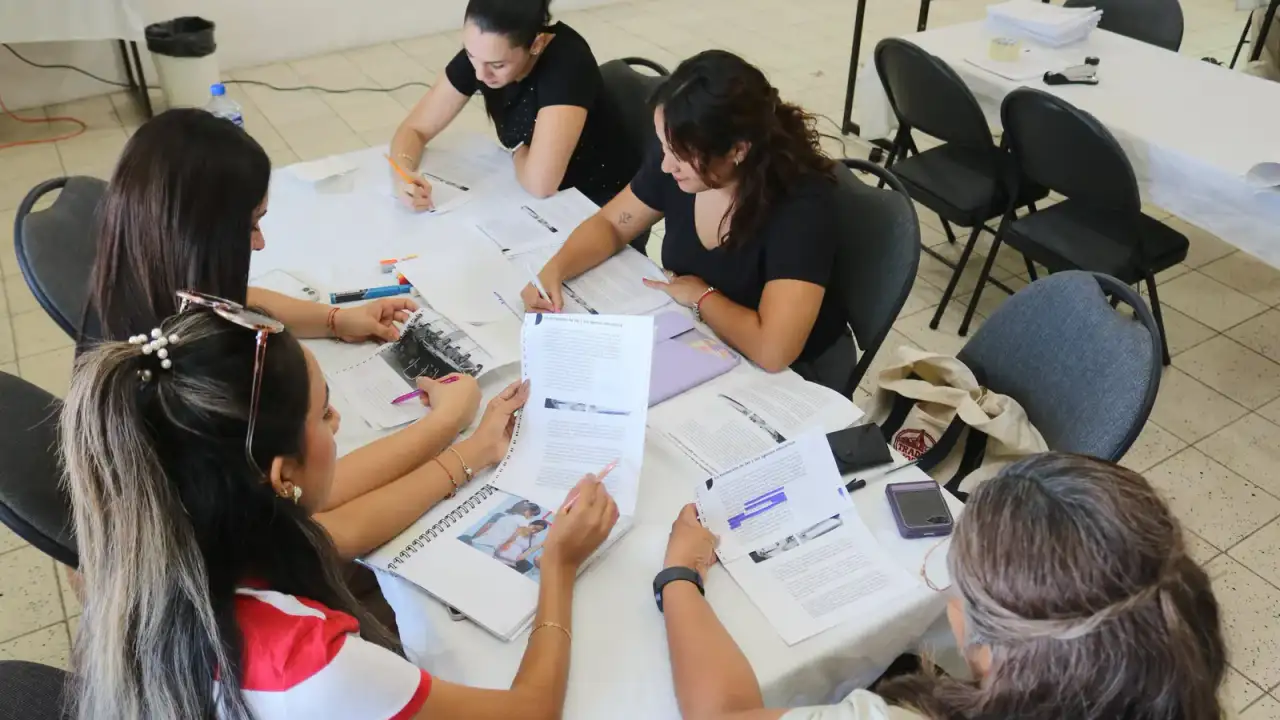 Docentes durante taller de capacitación en Baja California Sur