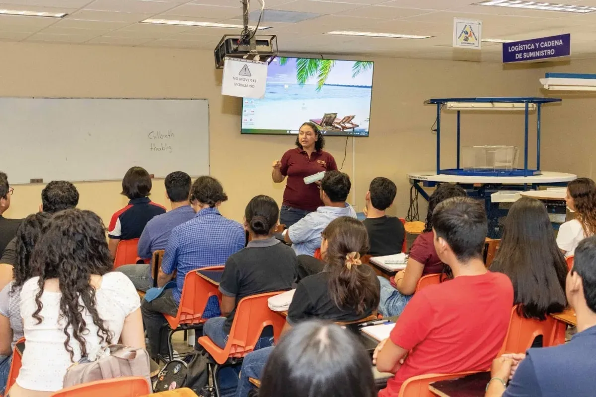 Estudiantes en las instalaciones del Tecnológico de El Mante durante el inicio de clases
