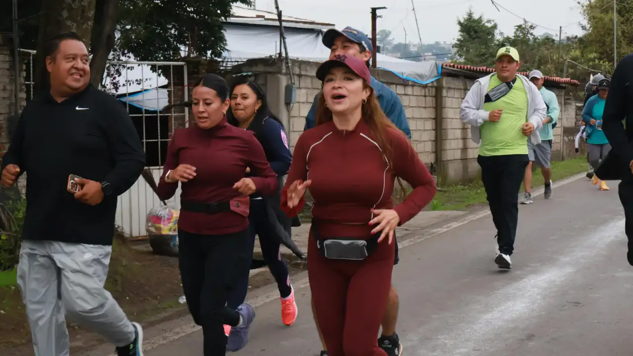 Personas corriendo en una carrera atlética en Nicolás Romero
