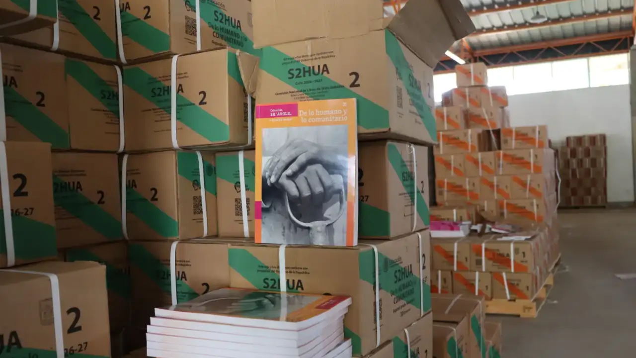 Pilas de libros de texto gratuitos en una escuela de Baja California Sur