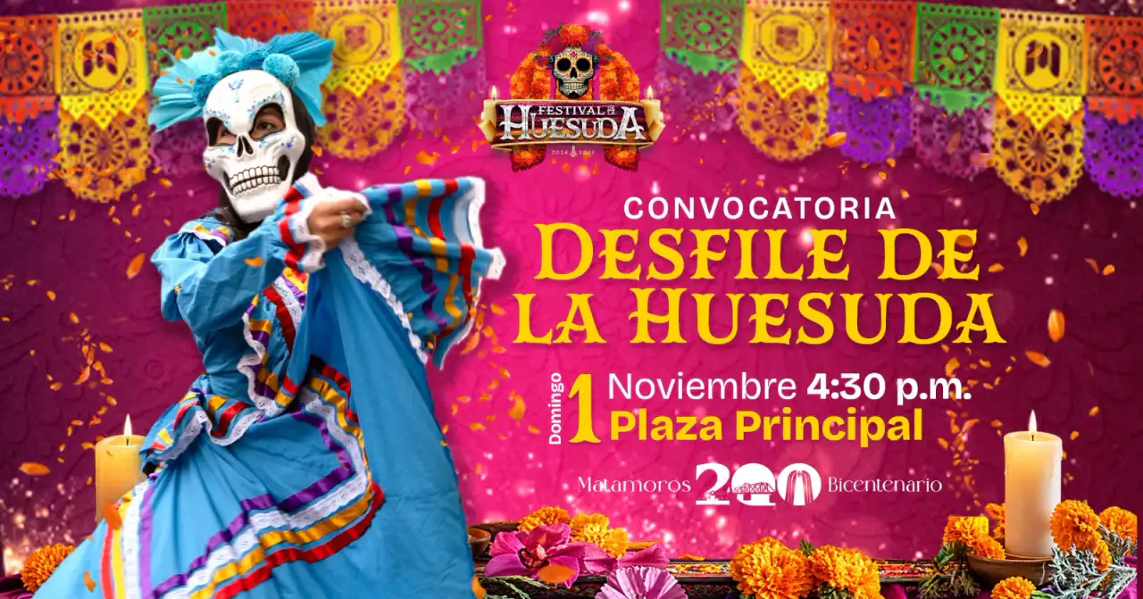Jóvenes con vestuario y maquillaje de Día de Muertos durante un desfile en Matamoros
