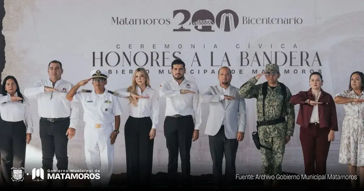 Autoridades y estudiantes durante una ceremonia escolar en Matamoros