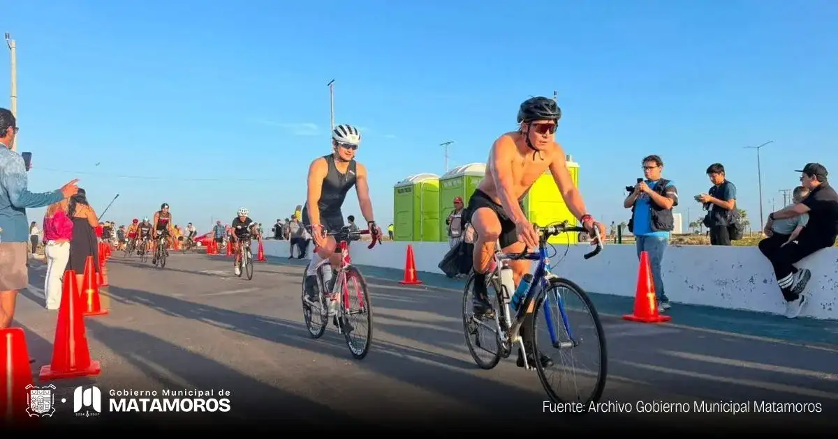 Atletas compitiendo en el primer triatlón de Matamoros en Playa Bagdad
