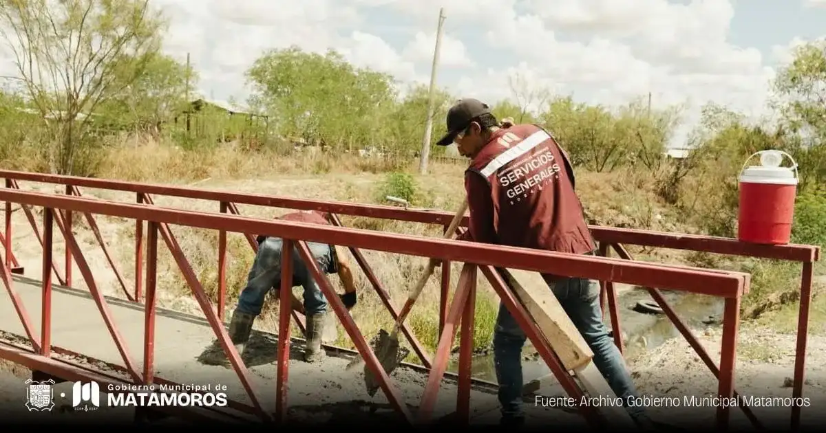 Trabajadores municipales retiran residuos en una calle de Matamoros