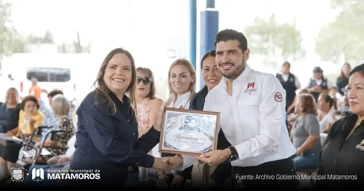 Autoridades y comunidad escolar durante la ceremonia del 50 aniversario de una primaria en Matamoros