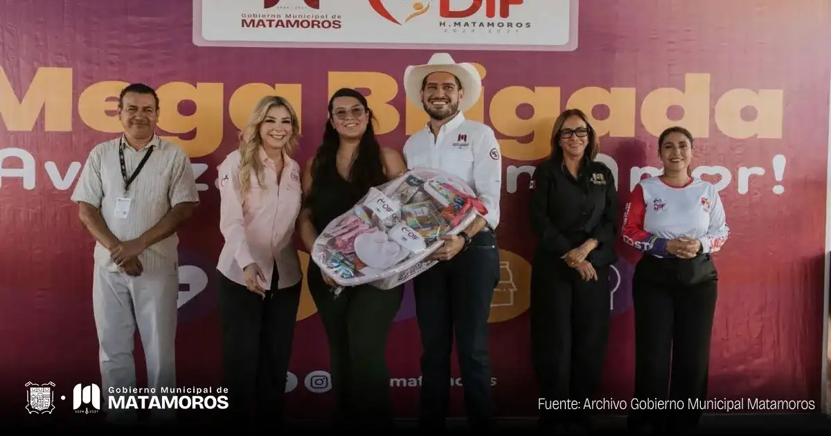 Personas formadas durante una brigada de apoyos y servicios en una colonia de Matamoros