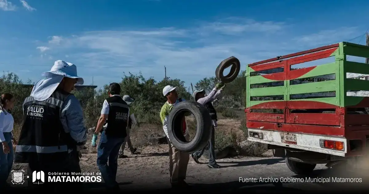 Personal municipal retira objetos y recipientes en una colonia de Matamoros