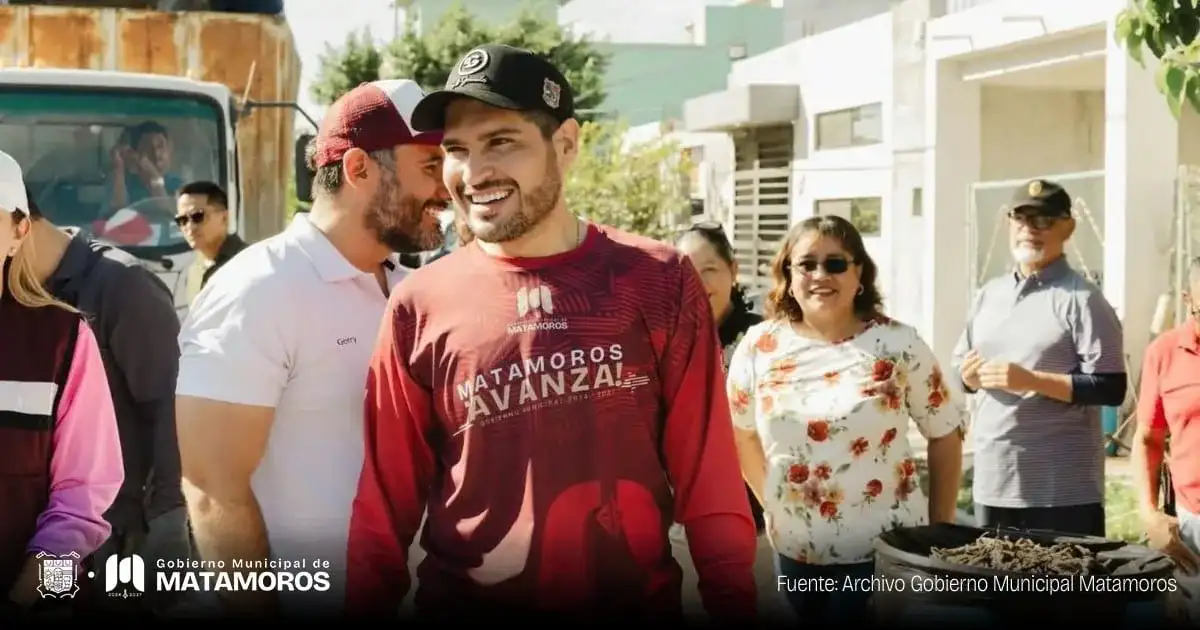 Vecinos y personal municipal retiran cacharros durante una jornada de limpieza en una calle de Matamoros