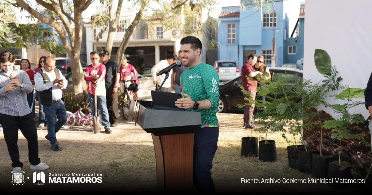 Personas plantando árboles en un parque de Matamoros durante la jornada de reforestación