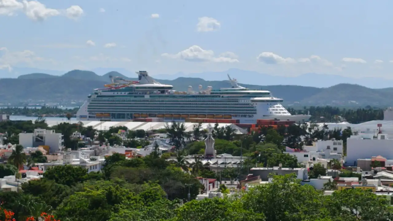Crucero Navigator Of The Seas en el puerto de Mazatlán