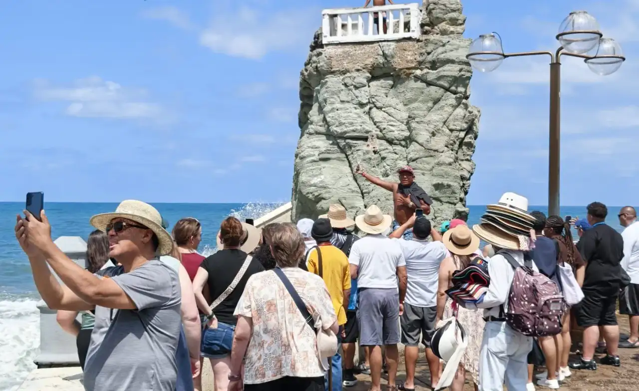 Crucero atracado en el puerto de Mazatlán durante la temporada turística