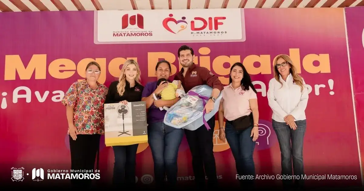 Personas recibiendo atención en megabrigada de servicios gratuitos en Matamoros