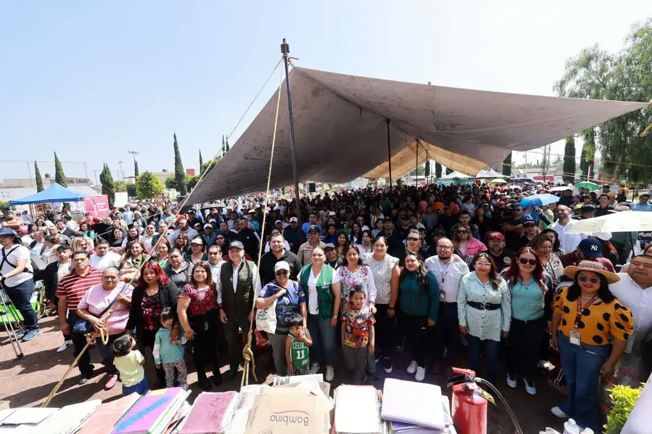 Personas entregando residuos reciclables durante el Mega Reciclatón en Chimalhuacán
