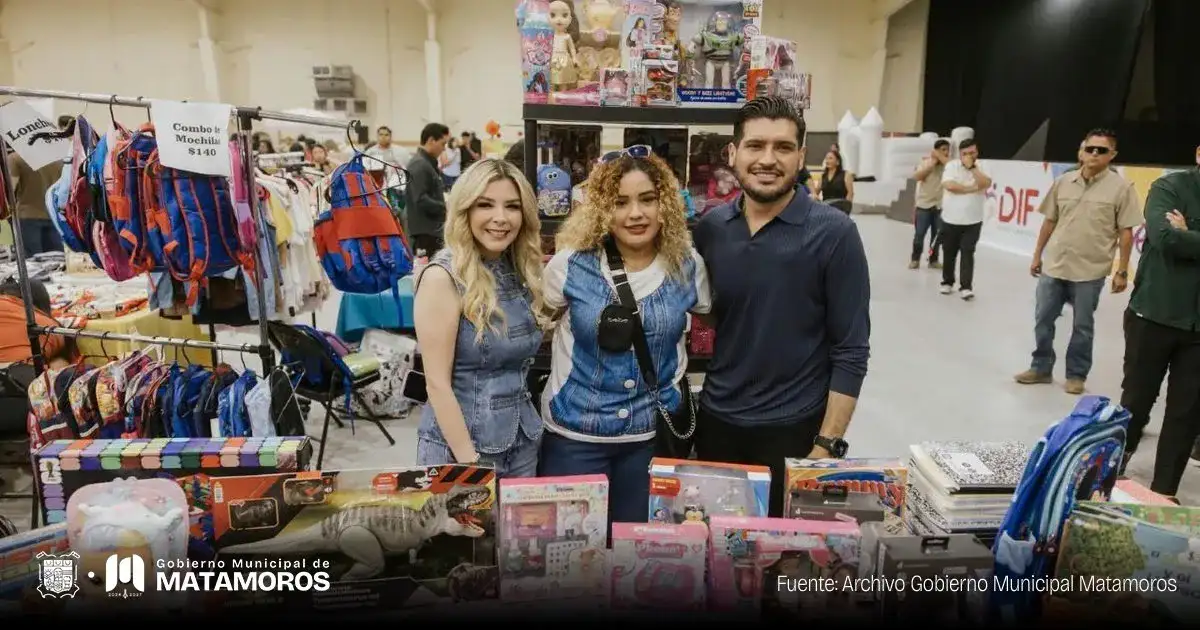 Personas recorriendo los módulos del Mercadito Diferente en Matamoros