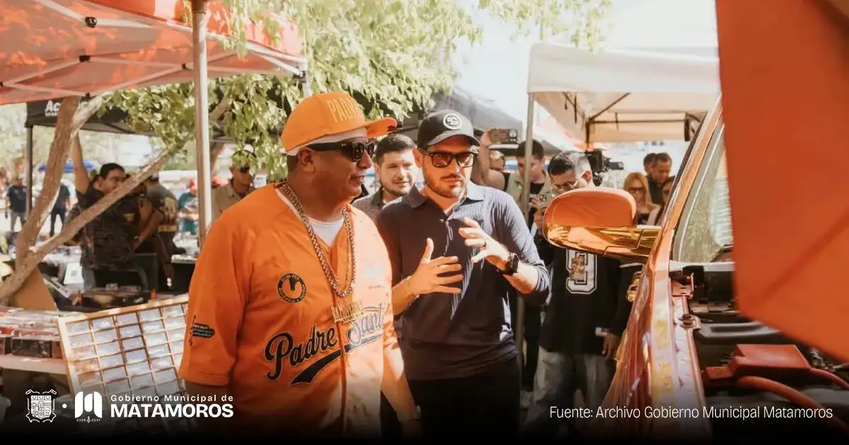 Personas recorriendo el Mercadito Puerta México en el Parque Olímpico de Matamoros