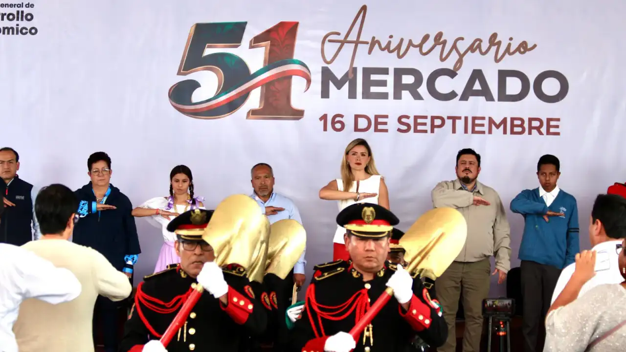 Comerciantes y autoridades durante la celebración del Mercado 16 de Septiembre en Toluca