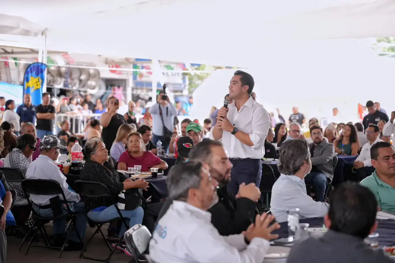 Comerciantes y autoridades durante el festejo por el 62 aniversario del Mercado Mariano Escobedo en Querétaro