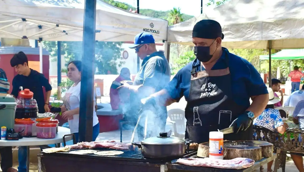 Productores y visitantes en un mercado al aire libre en la plaza pública de San Antonio
