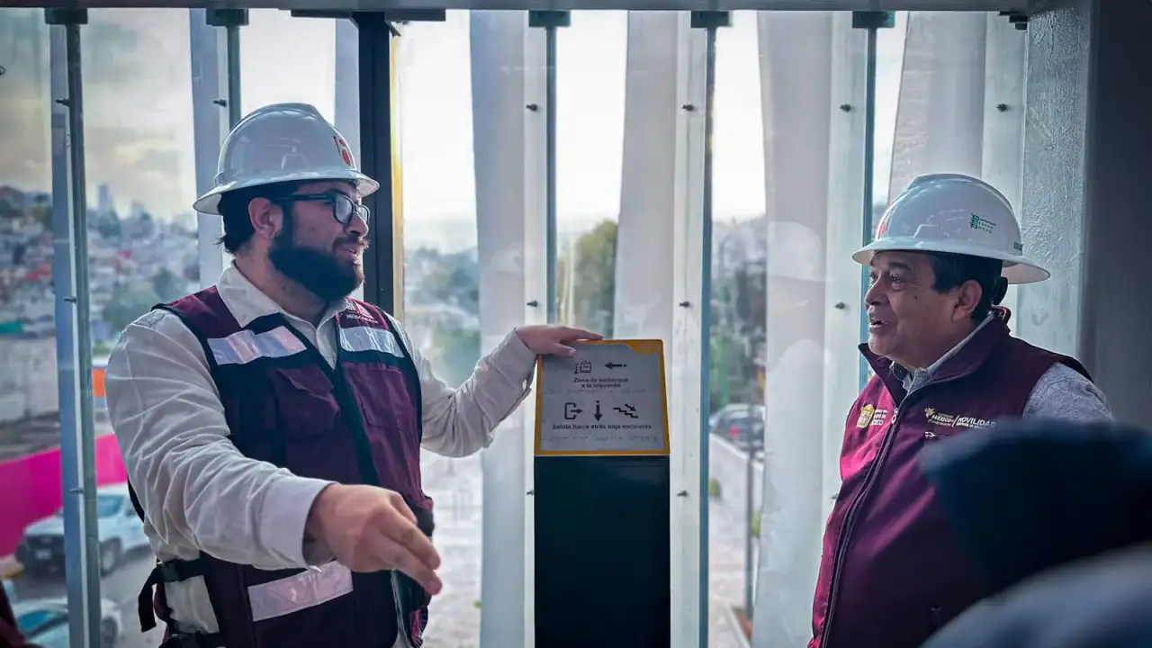 Autoridades durante un recorrido de supervisión en una estación del Mexicable en Naucalpan