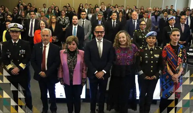 Funcionarias y funcionarios durante la presentación del plan en la Cancillería