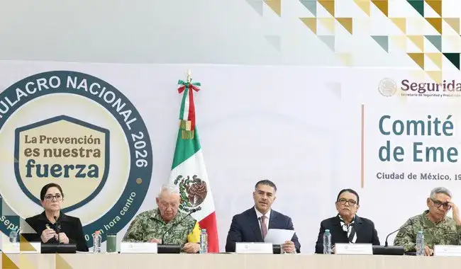 Personas evacuando un edificio durante un simulacro de sismo en México