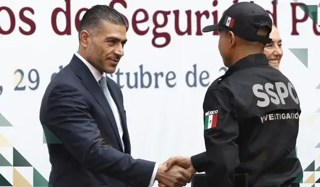 Agentes de investigación e inteligencia durante una ceremonia de formación en Palacio Nacional