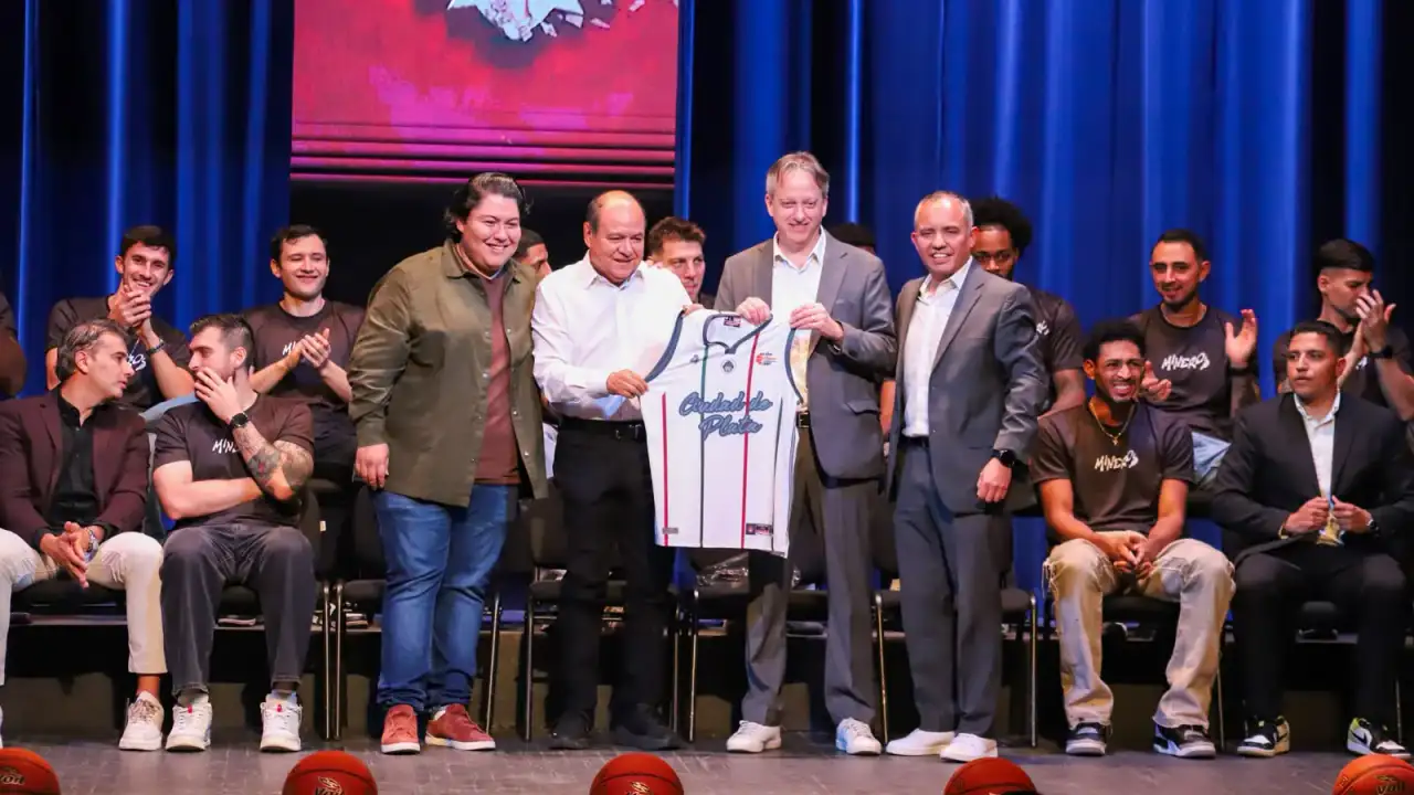 Jugadores de Mineros de Zacatecas posan en el Teatro Fernando Calderón durante presentación del roster 2026