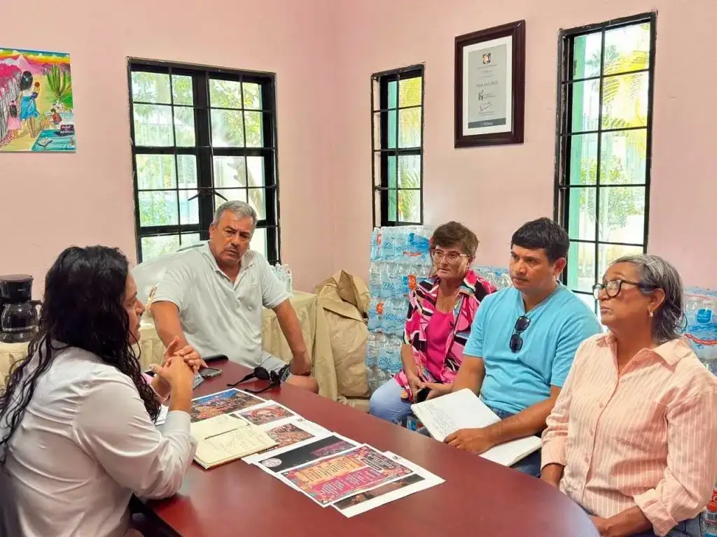 Personas reunidas en una actividad cultural en Miraflores, Los Cabos