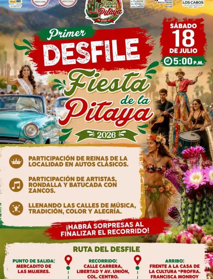 Personas en un desfile con carros clásicos y batucada en Miraflores, Baja California Sur