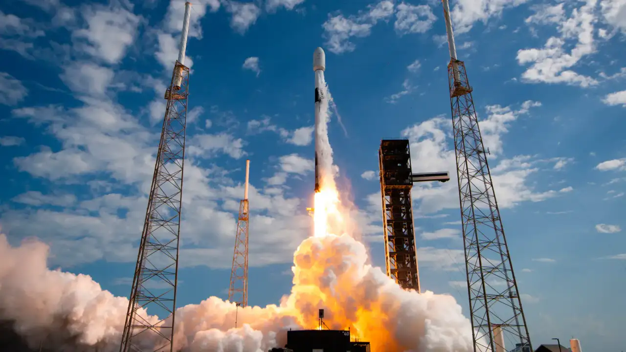 Lanzamiento del cohete Falcon 9 con la misión RSGS desde Cabo Cañaveral