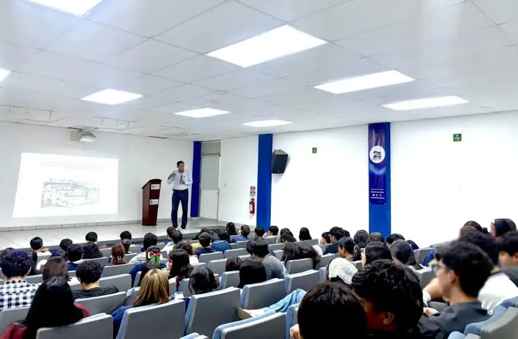 Estudiantes de Turismo durante una ponencia sobre las misiones de Baja California Sur en Los Cabos