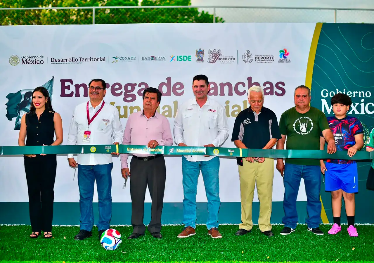 Corte de listón en la inauguración de dos canchas de fútbol 5 en Mocorito, con autoridades estatales y municipales.