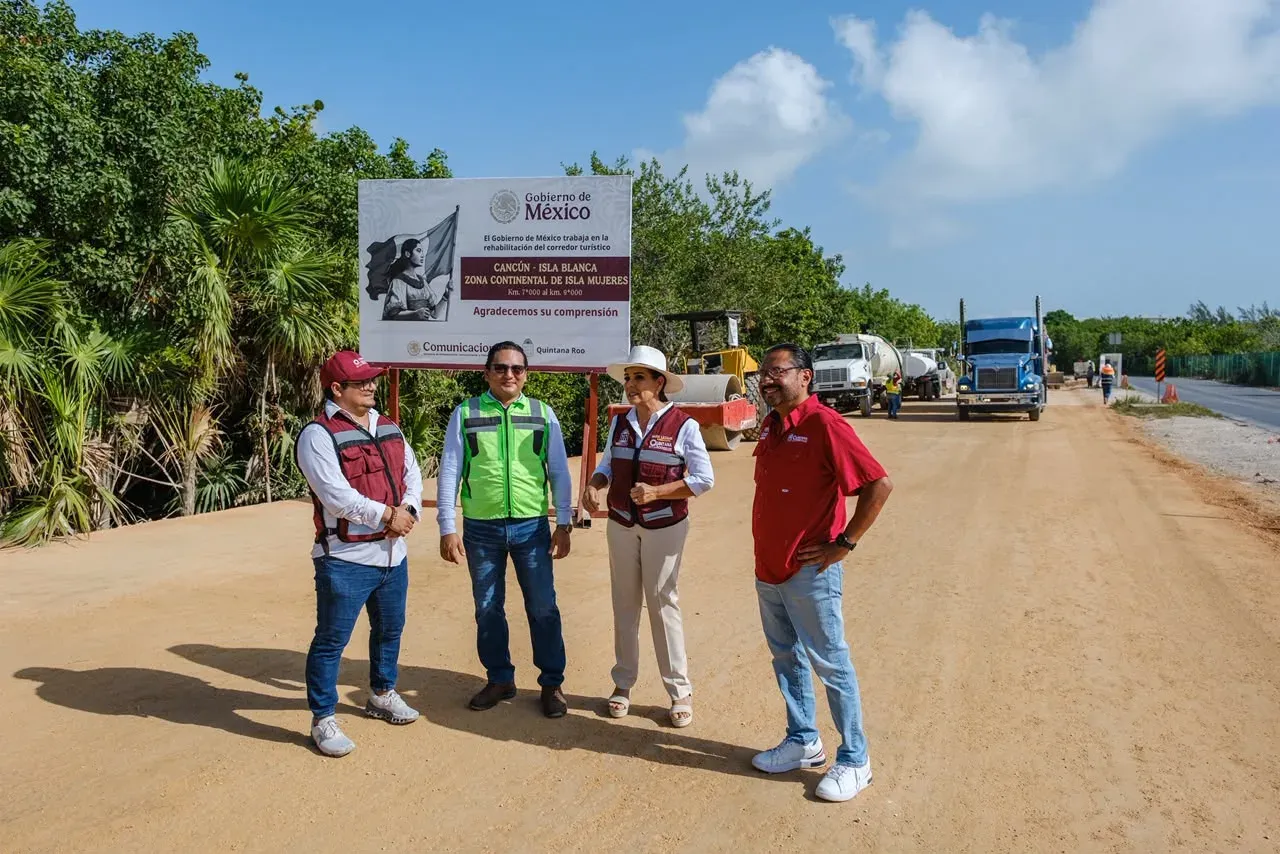 Autoridades supervisan obras de modernización de la carretera Cancún–Isla Blanca