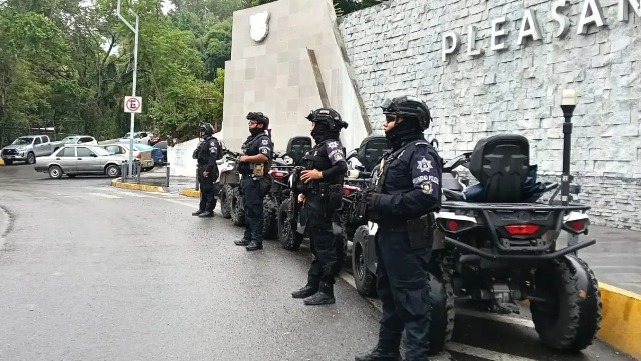 Agentes de proximidad policial a bordo de motopatrullas durante un recorrido urbano
