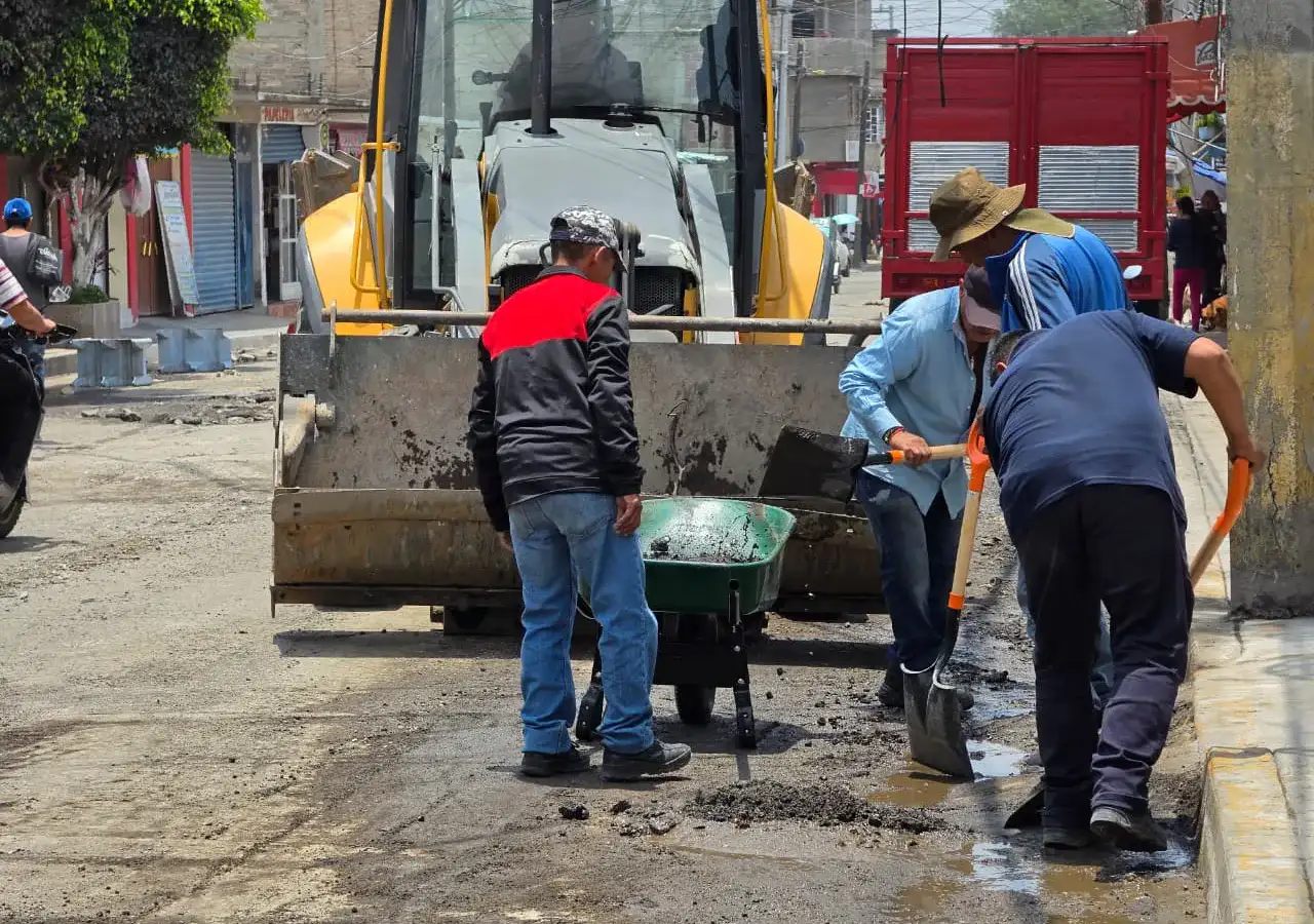 Calle inundada con vehículos en Chimalhuacán tras tormenta