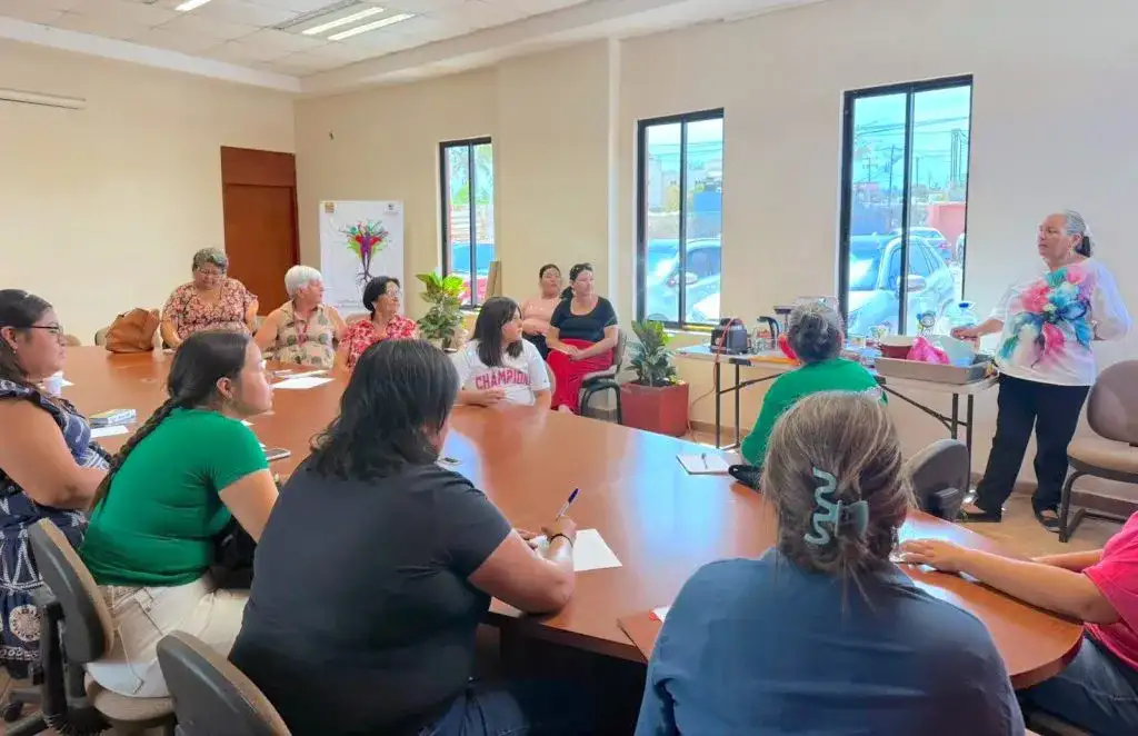 Mujeres en taller de gelatinas del IMMLC en La Ribera, Los Cabos