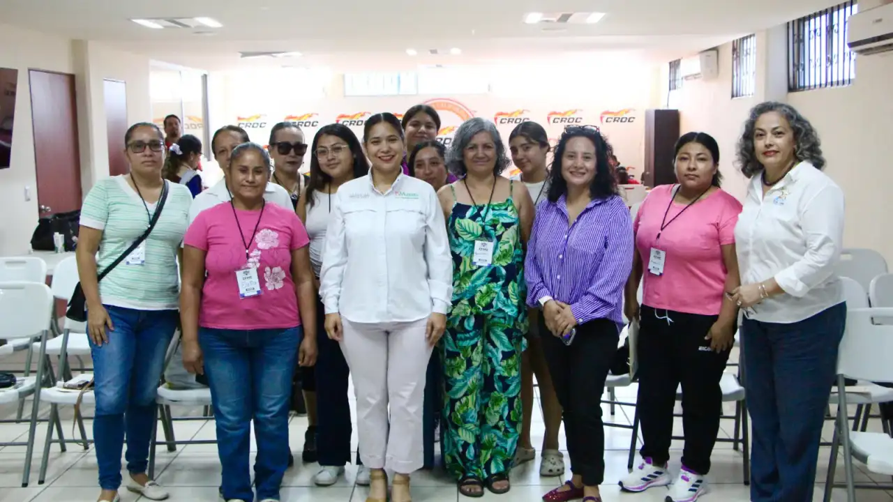 Mujeres participando en un taller de emprendimiento en Cabo San Lucas