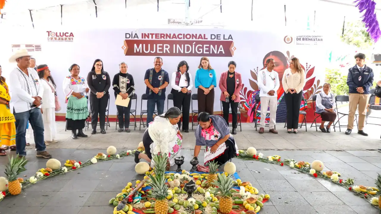 Mujeres indígenas durante ceremonia ancestral en Toluca