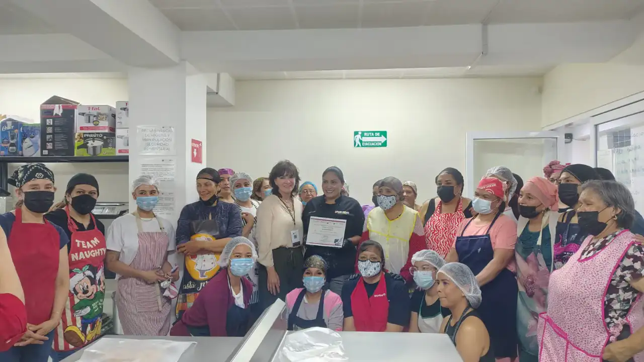 Mujeres en un taller de repostería decorando pasteles en Zacatecas