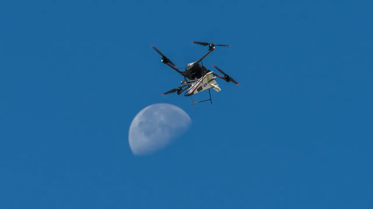 Dron Alta-X de la NASA sobrevolando un bosque
