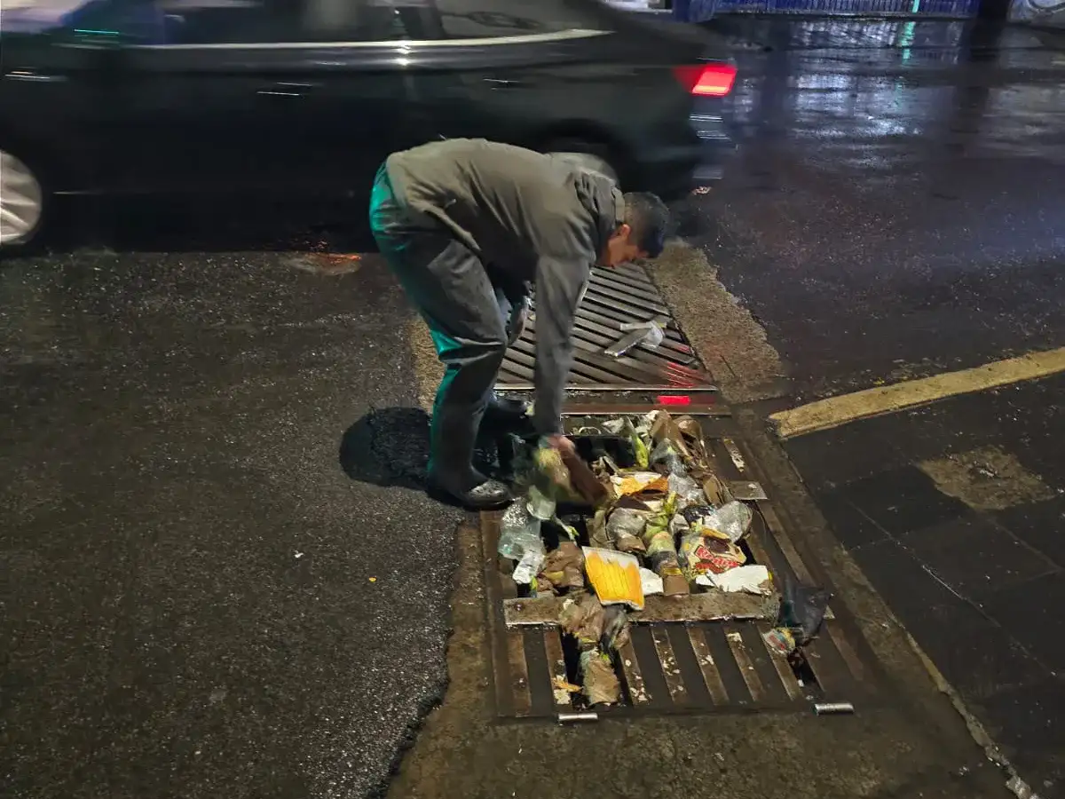 Personal municipal trabaja en una calle de Naucalpan durante las lluvias