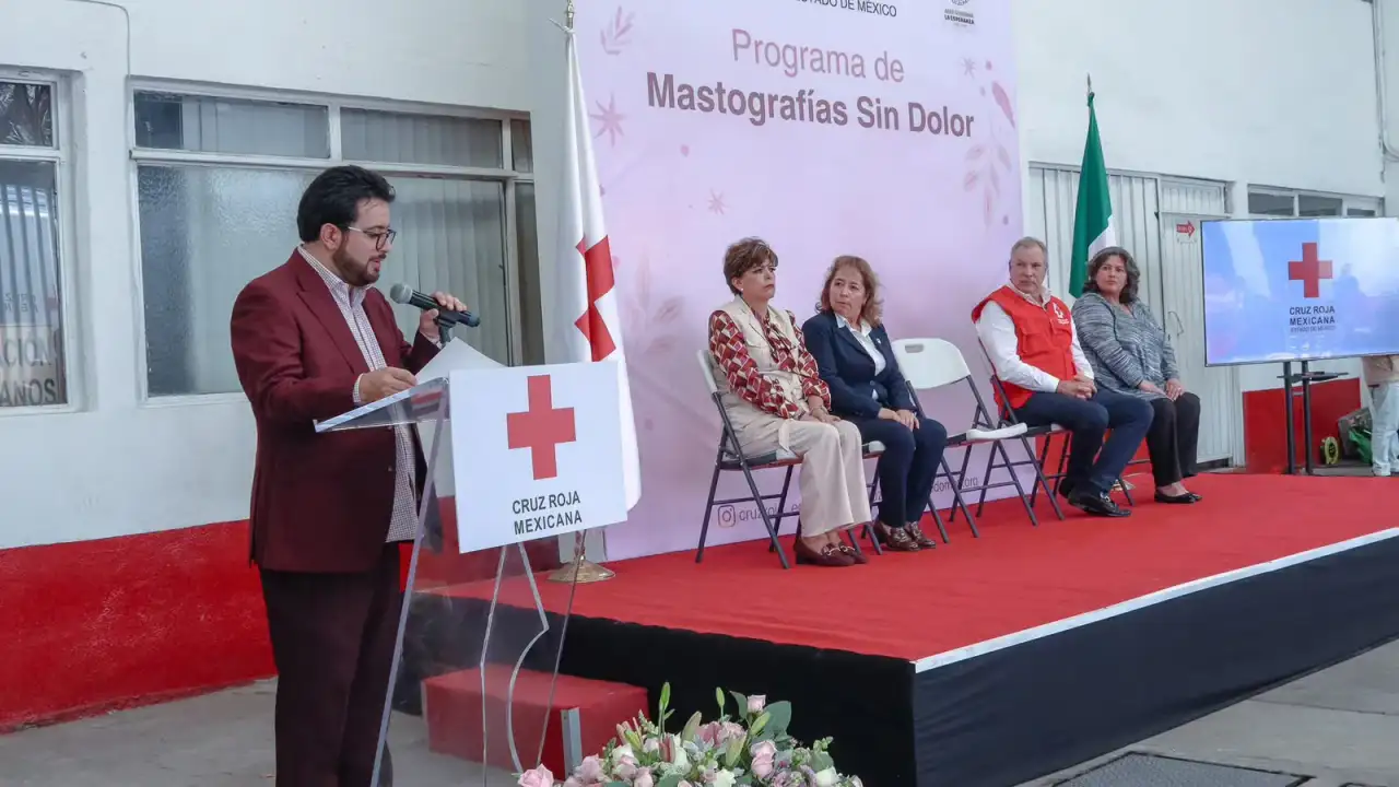 Mujeres esperando atención médica en una jornada de salud en Naucalpan
