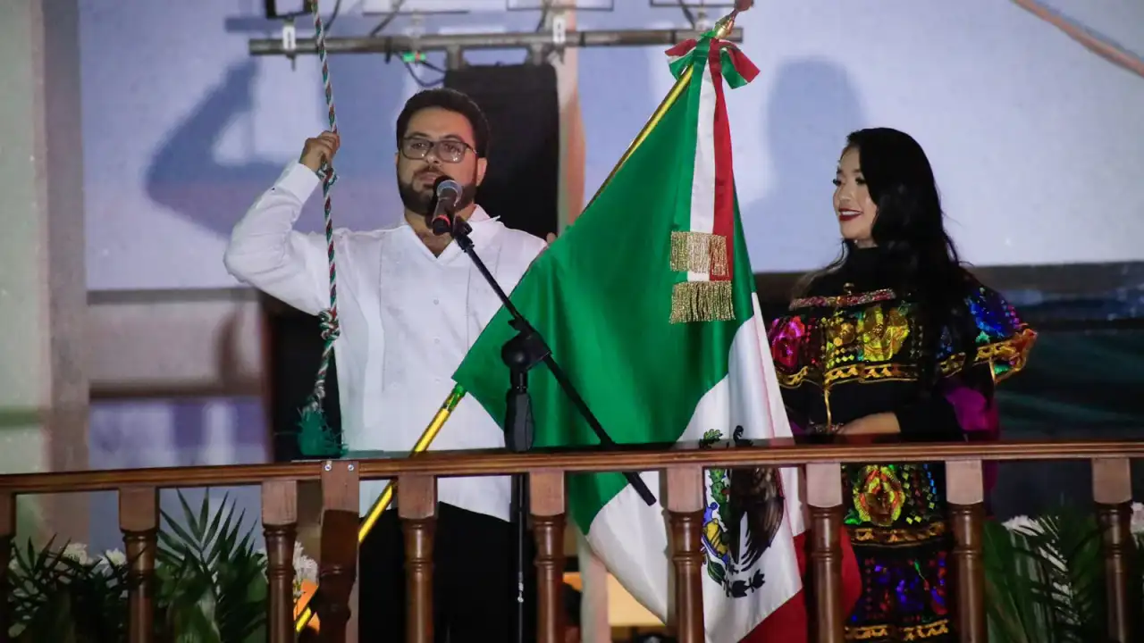 Personas reunidas en la explanada del Palacio Municipal de Naucalpan durante la ceremonia del Grito de Independencia