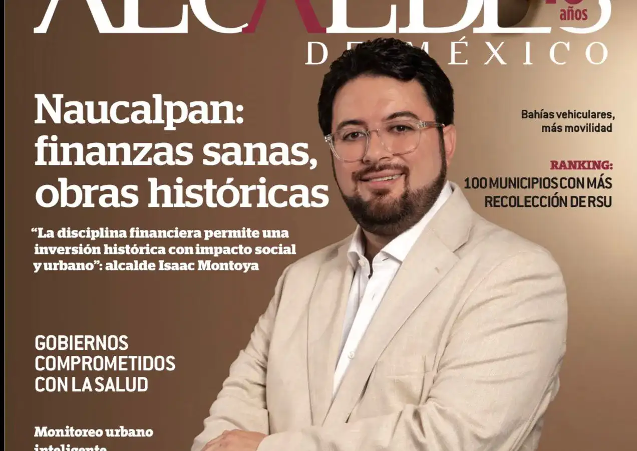 Entrega de reconocimiento a autoridades de Naucalpan en un evento público