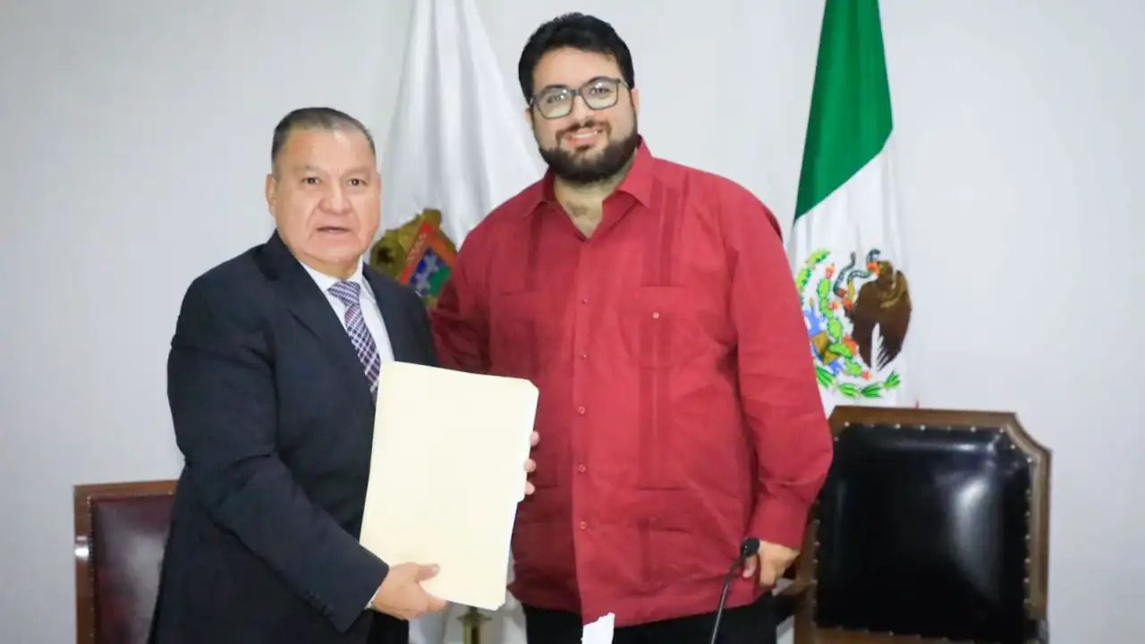 Entrega de expedientes de regularización de predios en Naucalpan