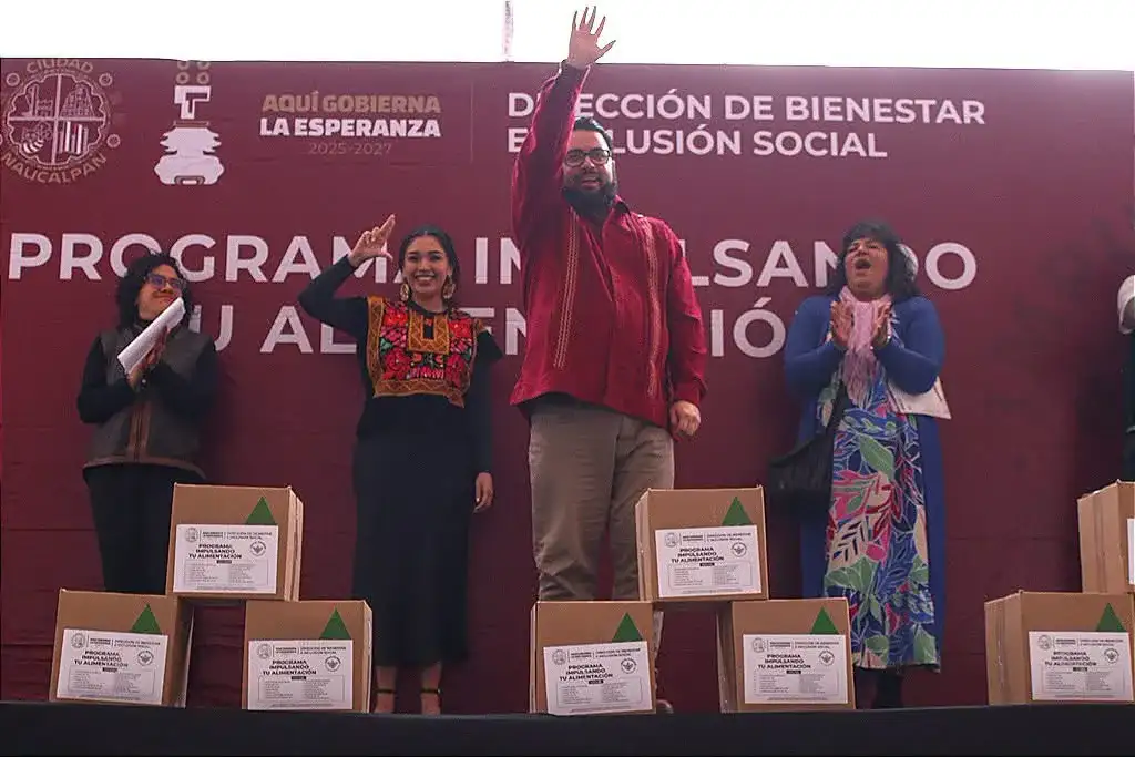 Entrega de canastas alimentarias en la explanada del Palacio Municipal de Naucalpan